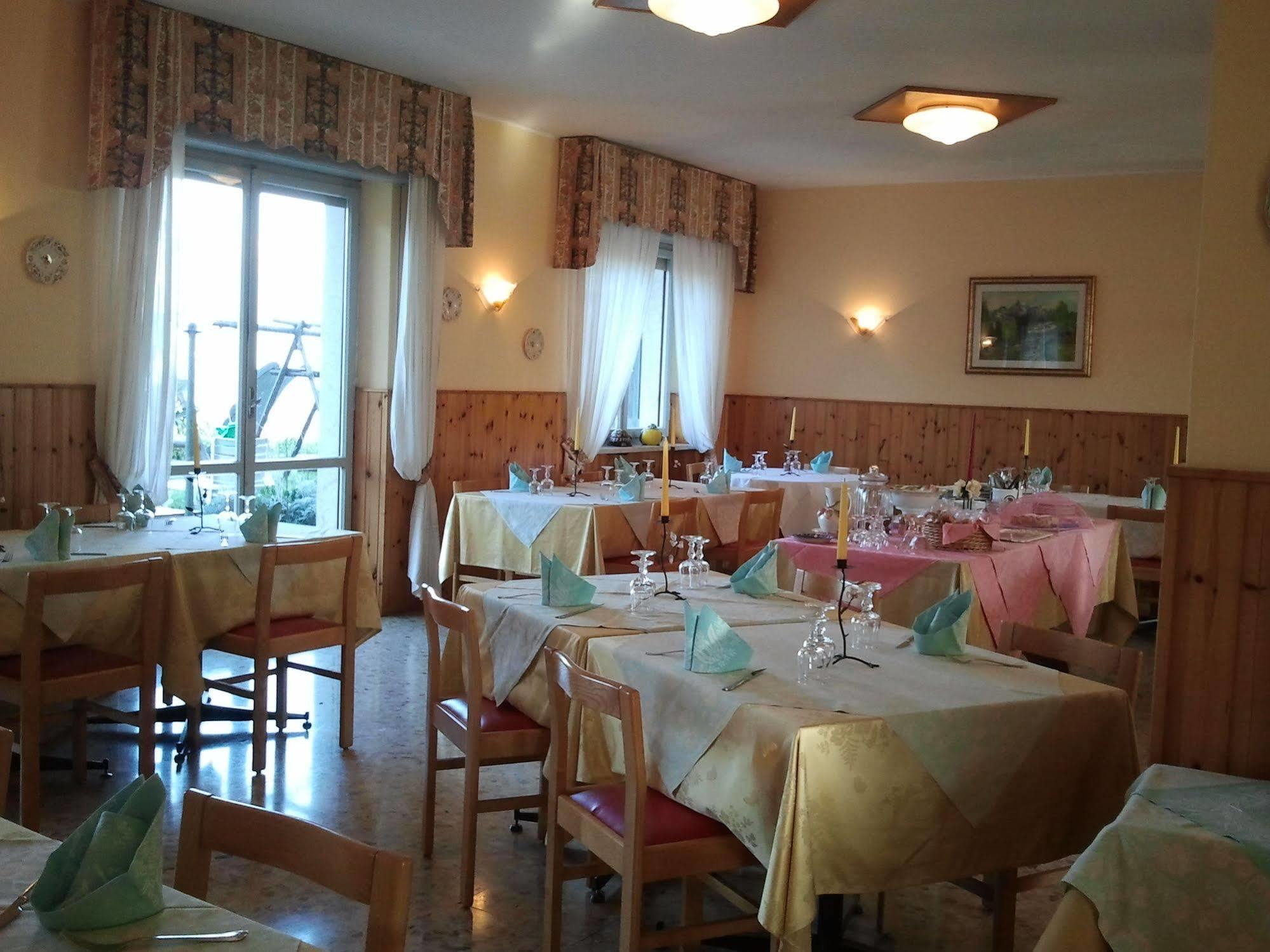 Hotel Serena Spiazzi Di Caprino Extérieur photo